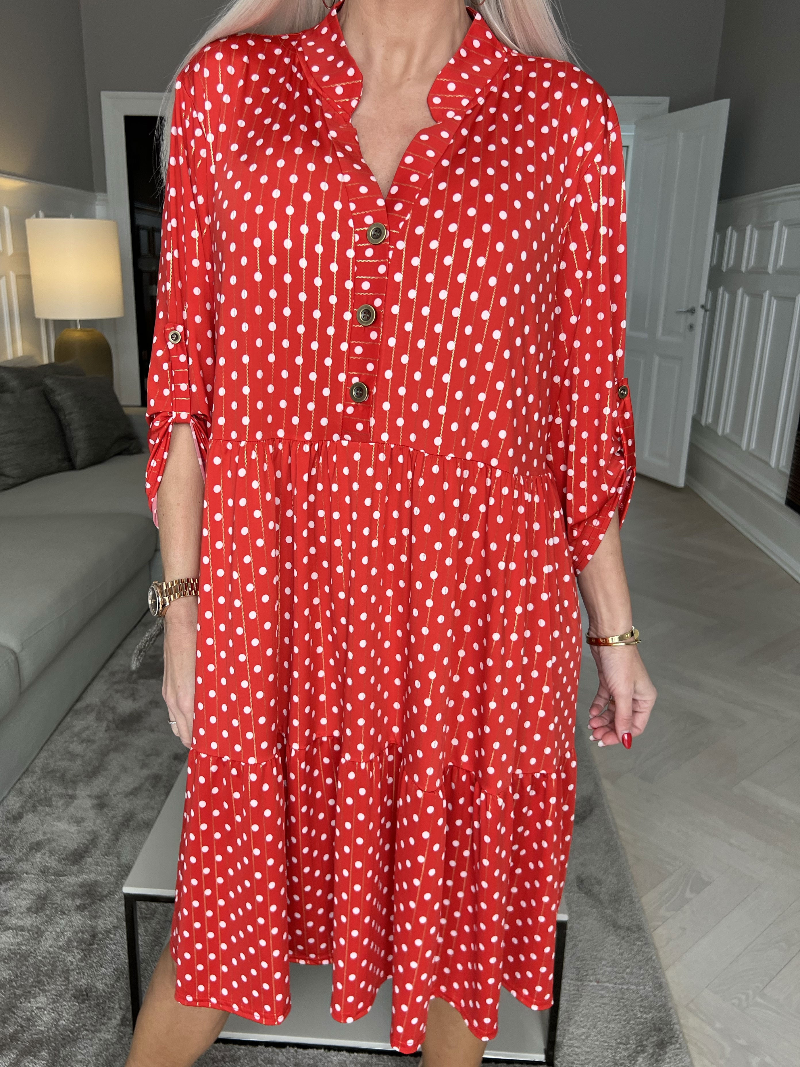 Milano Dot Midi - Kjole med prikker og lag på lag look